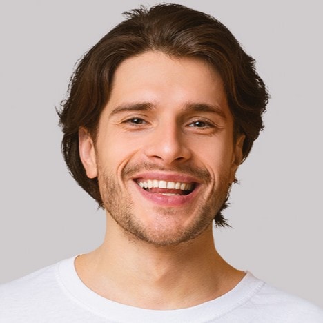 Hombre sonriendo, servicio de limpieza en Bogotá.