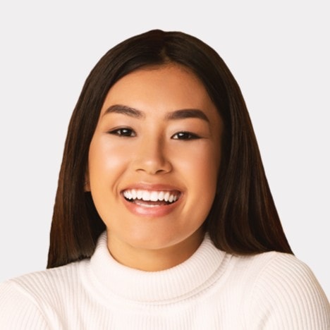 Mujer sonriendo, servicios de limpieza en Bogotá.